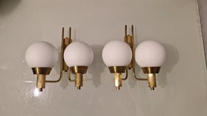 Coppia di applique design anni 50 in ottone con doppia sfera in vetro opalina - Picture 1 of 9