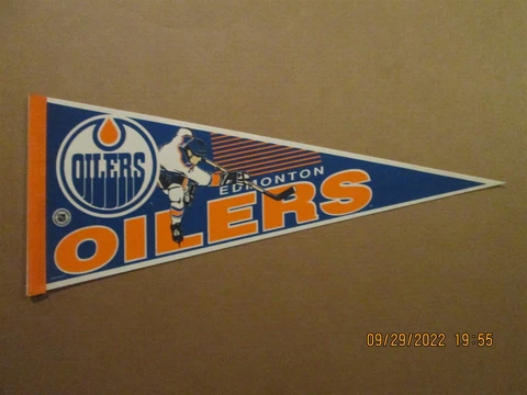 NHL Edmonton Oilers Vintage Circa 1990's Player Shooter Team Logo Pennant Cover