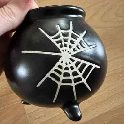Taza Caldero Negro con Diseño de Telaraña Blanca Foto 1 de 3