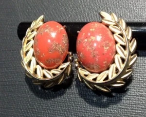 Emmons Vintage Clip On Earrings Gold Laurel Leaf & Speckled Coral Art Glass #95 - Picture 1 of 7