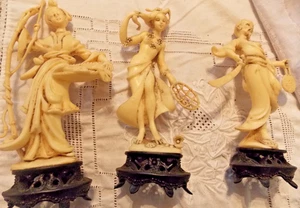 3 Vintage Harz Elfenbein Farbe Figuren 2 asiatische Frauen Angeln 1 Mann Schwert 5" Italien - Bild 1 von 4