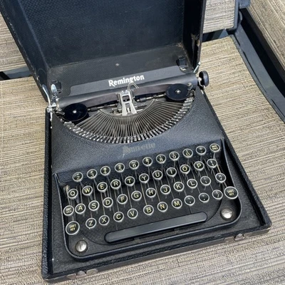 Máquina de escribir portátil Remington Rand Rem-ette Remette de colección de los años 40 con estuche ¡BONITA! Foto 1 de 4