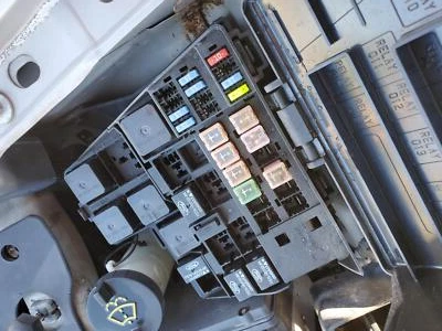 Caja de fusibles compartimento motor Lincoln LS 2003-2006 Foto 1 de 4