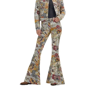 Pantalones de mezclilla acampanados multiimpresión Wrangler Lainey Wilson Life Of Lainey 112360661 para dama - Imagen 1 de 68