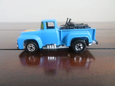 Camión de cola alta Hot Wheels 1956 camioneta Ford azul raro con motocicletas NEGRAS Foto 1 de 4