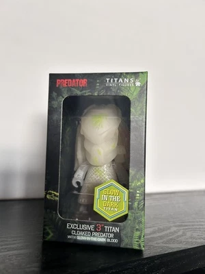 Titans Vinyl Figures Comic Con Exclusive Cloaked Predator Glow In The Dark - Image 1 of 3