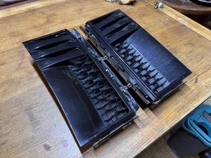Range Rover L322 Vogue Wing Side Vents Supercharged Style (Gloss Black) - Picture 1 of 3