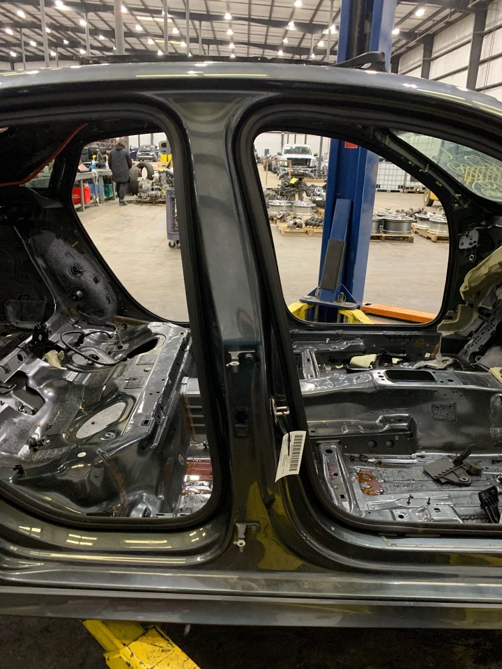 2017 - 2018 AUDI RS3 8VM OEM RIGHT CENTER PILLAR *STRUCTURE CUT* Foto 1 de 4