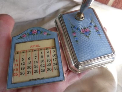 ANTIGUO JUEGO DE ESCRITORIO SOPORTE PLUMA CALENDARIO FLORAL ROSAS ESMALTE GUILLOCHE ESTERLINA  Foto 1 de 4