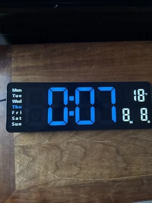 Reloj despertador digital pantalla LED con temperatura, fecha, día de la semana y ambiente LED Foto 1 de 4