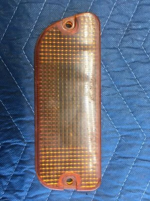 Mazda Rx4 1974 sedán OEM delantero señal inferior parachoques marcador lente derecha Foto 1 de 4