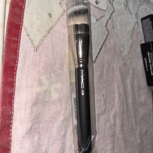 MAC 170s Synthetic Rounded Slant Foundation Brush New in Package - Picture 1 of 4