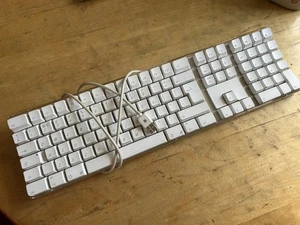 Vintage Apple A1048 Keyboard with 2 USB ports - Picture 1 of 4