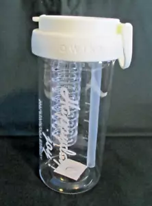 Fruit Infuser Water Bottle with built in Straw 600 ML 20.28 oz - Picture 1 of 3