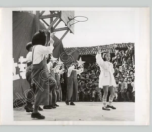 Niños chinos realizan obras de teatro comunistas en propaganda rusa 1951 foto de prensa - Imagen 1 de 2