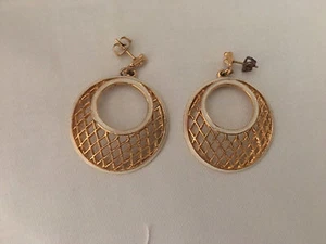 LATTICE LOOP PIERCED EARRINGS Gold Color with a touch of White - Picture 1 of 7