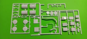Diamond Reo 1/25 AMT Kraftstofftanks Batterieboxen Pogo Stick LKW Traktor Schrottplatz  - Bild 1 von 5