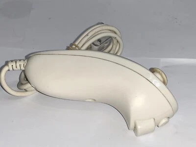 GENUINE NINTENDO WII NUNCHUCK IN WHITE (RVL-004) - Image 1 of 4