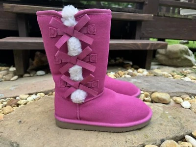 Botas Koolaburra by UGG Niñas Talla 3 Mujeres 5 Rosa Caliente Victoria Alto Gamuza Arcos Foto 1 de 4