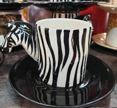 Juego de taza y platillo de café espresso de 2 oz con mango de patrón de cebra pintado a mano Foto 1 de 4