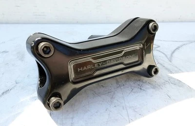 Abrazadera elevadora de manillar negra Road Glide 55900300 OEM Harley-Davidson 2024 CVO Foto 1 de 4