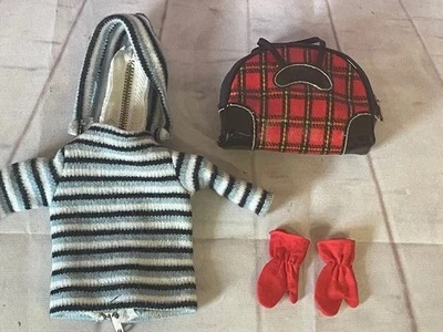 De Colección Barbie Vacaciones de Invierno #975 Top, Guantes de Vinilo Rojo y Bolso Cartera Años 60 MATTEL Foto 1 de 4