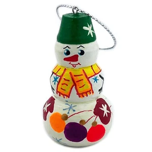 Schneemann Ornament mit grün geprägtem grünen Zweig auf dem Bauch gelber Schal 2 1/4" - Bild 1 von 2