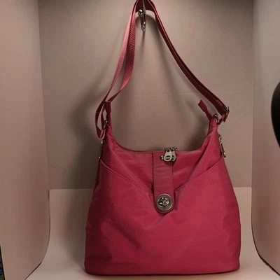 Bandolera Baggallini para mujer rosa neón 11”x15” correa ajustable forro mandarina Foto 1 de 4