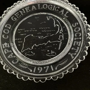 Cape Cod e le Isole Arte Vetro Mappa Genealogica Soc Vintage Coppia Punta Piatto Tazza - Foto 1 di 7