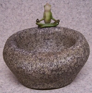 Flower Pot Meditating Frog Succulent Tillandsia plant resin planter NEW 5¾” tall - Picture 1 of 4