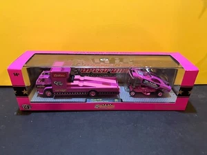 1/64 M2 HAULER CHASE CAR 1960 DODGE L600 COE y 1971 Challenger funny car rosa - Imagen 1 de 4