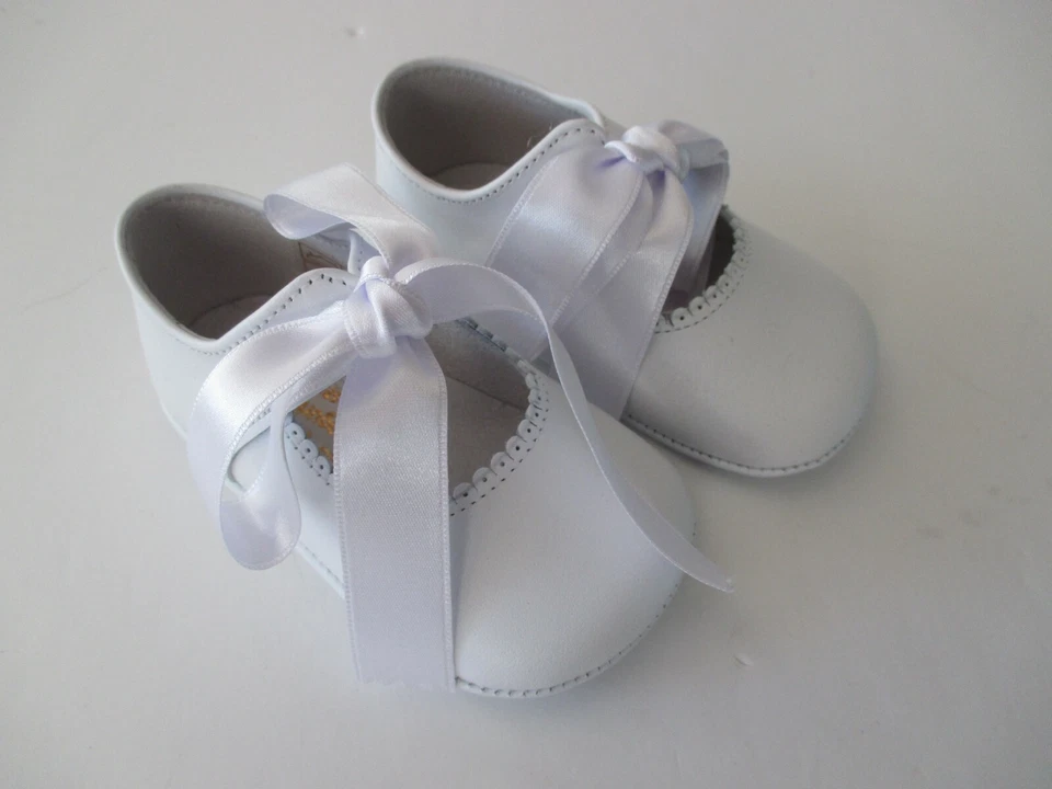 Sapatos de berço infantil De Osu - DO-154 sapatos de renda de fita branca (tamanho EUA 1 e 2) - Imagem 1 de 4