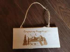 Placca da appendere in legno incisa al laser campeggio is my Happy Place decorazione da parete in legno rustica - Foto 1 di 2