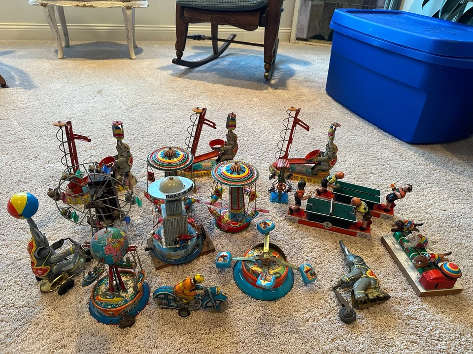 16 Old Schylling elefante inclinable remolino noria paseo cohete Superman juguete de hojalata Foto 1 de 4