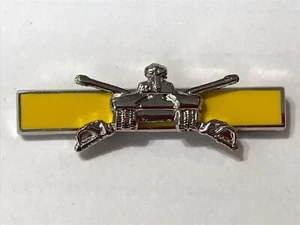 COMBAT ARMOR BADGE (1-3/16 »)US US ARMY Hat Lapel Pin - Picture 1 of 3