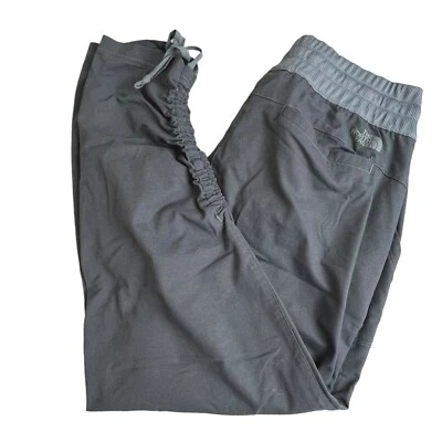 Pantalones deportivos de tobillo fruncido de talle alto gris para mujer de The North Face Talla grande Foto 1 de 4