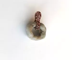 Collana Hag Stone rame ciondolo fatto a mano filo avvolto holey beach rock USA - Foto 1 di 7