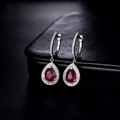 Pendientes colgantes y colgantes enchapados en oro blanco de 14 quilates corte pera simulado rubí rojo Foto 1 de 4