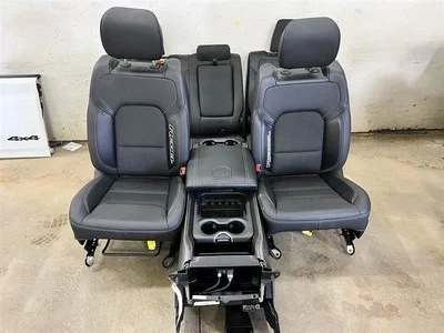 Juego de asientos de cubo eléctrico con respaldo bajo de tela y vinilo Ram Rebel 1500 19-23 2836701 Foto 1 de 4