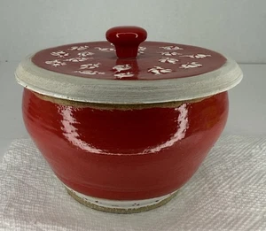 Ciotola con coperchio rosso in ceramica da studio fatta a mano caramelle natalizie sul coperchio - Foto 1 di 12