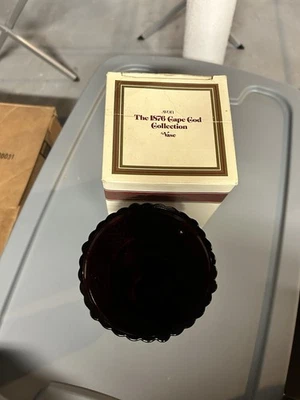 Jarrón de vidrio rojo rubí colección Cape Cod Avon 1876 Foto 1 de 2