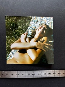 farbfoto lachende Frau mit großen Brüsten versucht, sich zu bedecken. Kodak-Papi - Bild 1 von 2