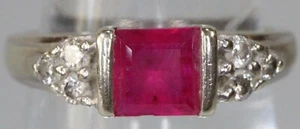 Vintage 9ct Oro Blanco Cuadrado Rojo Vivo Rubí y Diamante Anillo I 1/2 41/2 - Imagen 1 de 7
