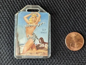 Bikini vintage ""Slip Knot"" portachiavi pinup Brookport Illinois spiaggia - Foto 1 di 2