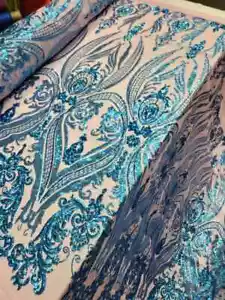 Tessuto a rete elasticizzato a quattro vie rosa con paillettes blu royal e motivo vittoriano - Foto 1 di 13