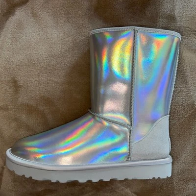 NUEVAS UGG Botas Clásicas Medianas (9 Pulgadas) Plateadas Iridiscentes Holograma Para Mujer 6 EE. UU. Foto 1 de 4