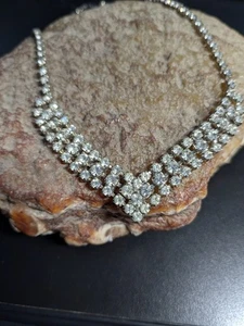 Collana girocollo scollo a V strass trasparenti vintage argento placcato punta set 3 file  - Foto 1 di 6