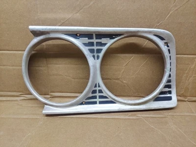 Fairlane 1963 bisel de faros borde lado del conductor Foto 1 de 4