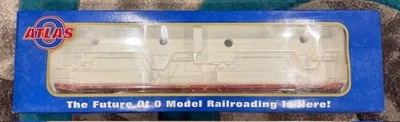 VINTAGE ATLAS 7979 Santa Fe (Orange) "0" 89'4 FLAT CAR - New In Box - O 2 Rail - Image 1 of 2