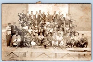 1910-30 RPPC BANDA DI PRIVERNO GRUPO GRANDE MÚSICOS INSTRUMENTOS BANDA POSTAL - Imagen 1 de 2